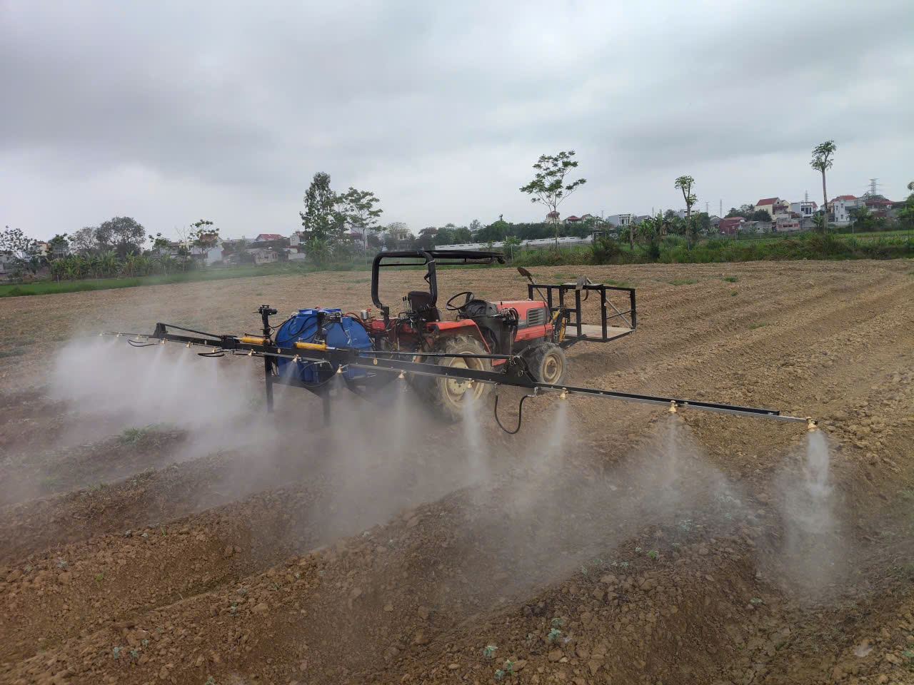 Sàn đa năng máy kéo - giàn phun